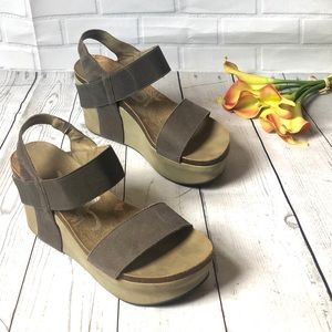 OTBT Bushnell Platform Wedges, Gray Suede, 8M, EUC